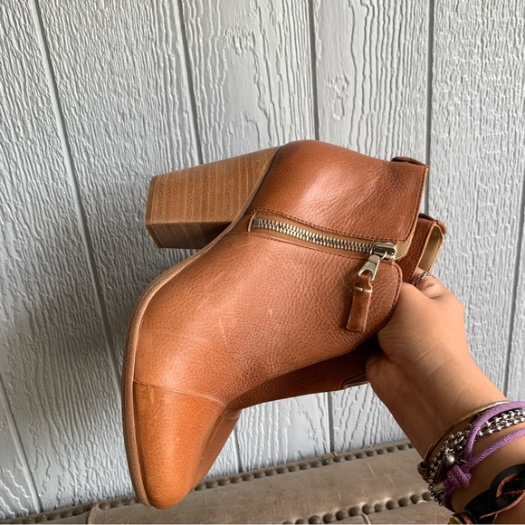 Rag and bone Margot side zip ankle boots in the color tan - Picture 4 of 9